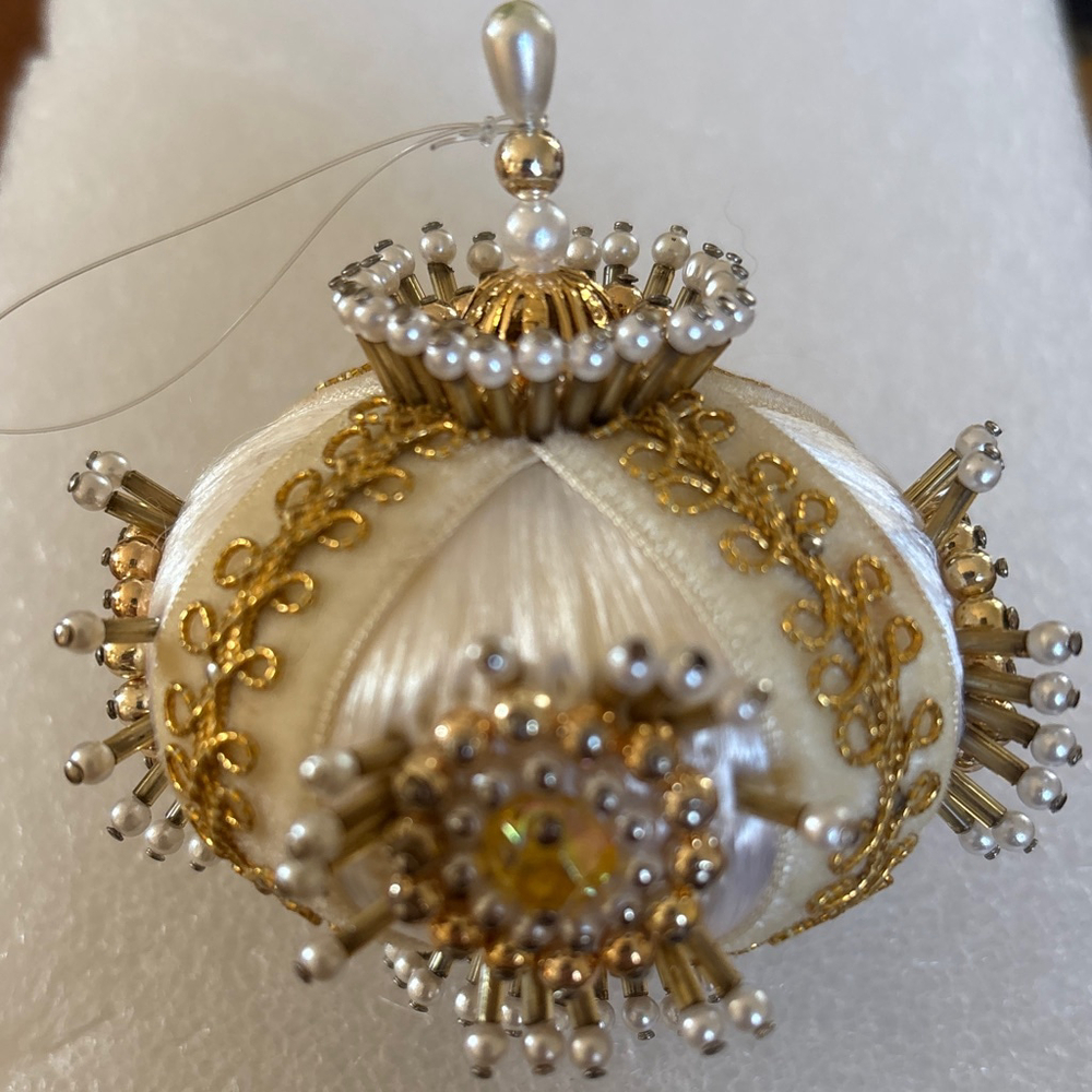 Vintage Unbranded Holiday Ornament One Size White Gold Beaded